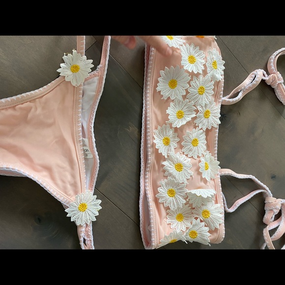 Brand new, never worn with liner. Light pink bikini. Size S. Daisy detail. - Picture 8 of 10